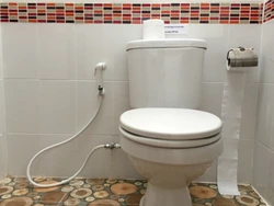 Hoe de watertoevoerslang van het toilet los te schroeven